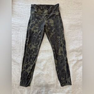 Vuori Women's Camo -ish Print Leggings. Small. Green.